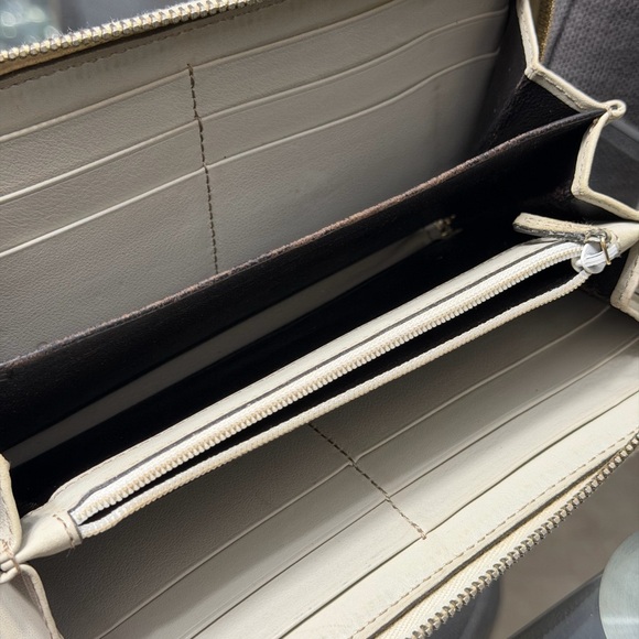 Gucci Beige and Green Monogram Clutch - Picture 9 of 11